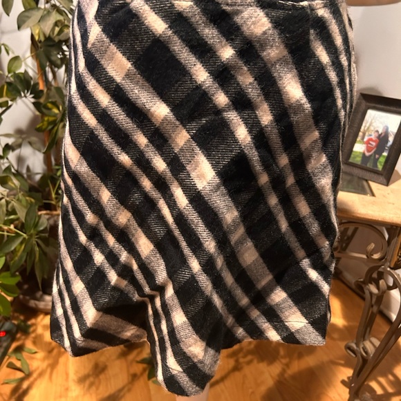 Guess plaid wool blend short skirt. Cute - Picture 2 of 14